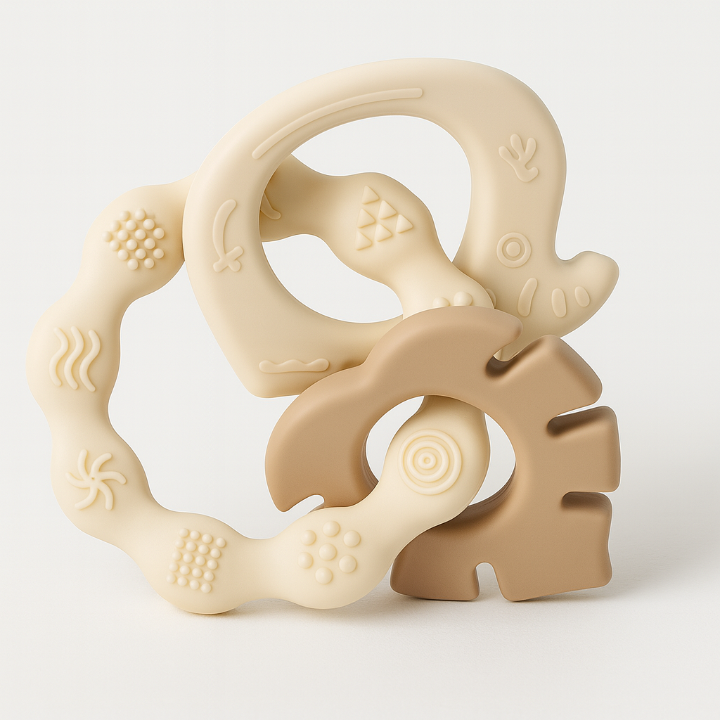 Neutrala beige och bruna silikonbitringar med flera strukturerade ytor i sammanlänkad design.